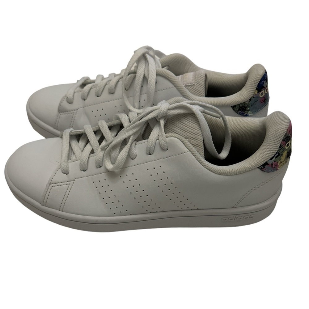 Woman’s ☁️ foam Adidas sneakers 👟 sz 7 1/2 ✨